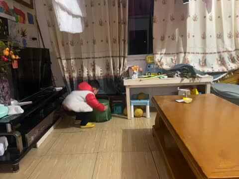 中B班赵芃栎练习搬凳子