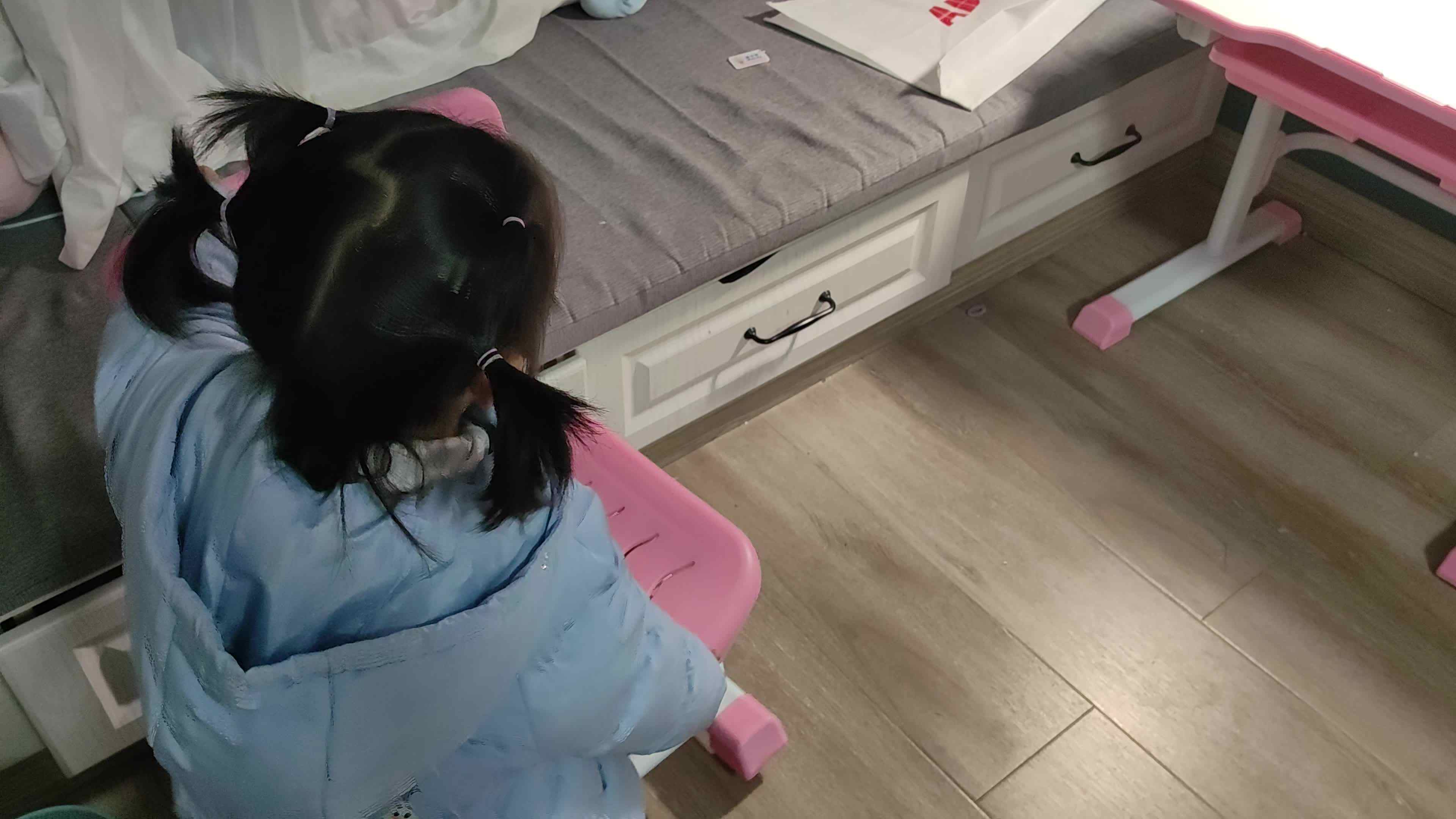 中B班徐子伊搬凳子