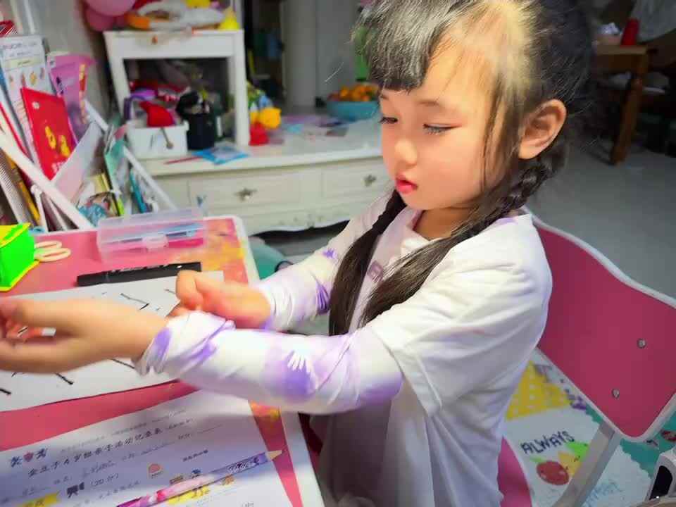 ⁣⁣⁣⁣⁣20240330中B班舒琳芯挽袖子
