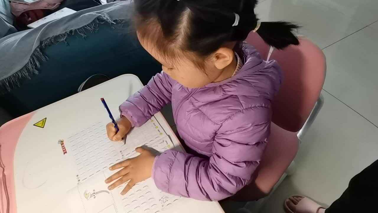 笔画书第9页，书写＂撇＂   ＂竖＂.mp4