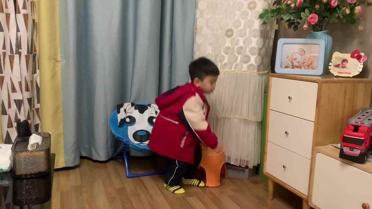 中B班杨育寒练习端凳子