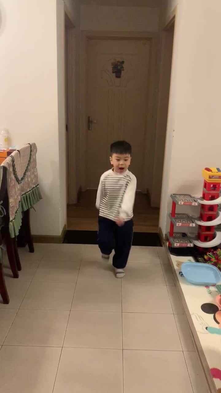 中B班杨育寒练习踏步