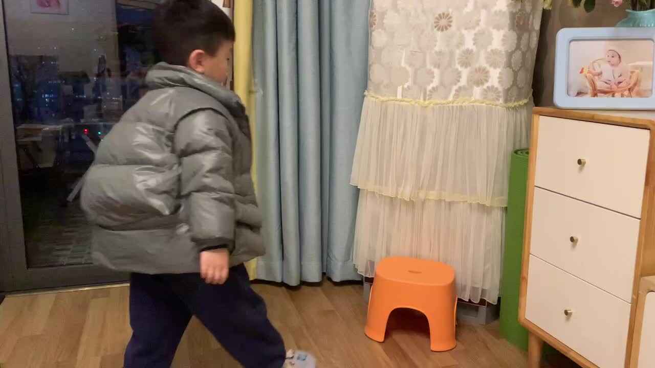 中B班杨育寒练习端凳子