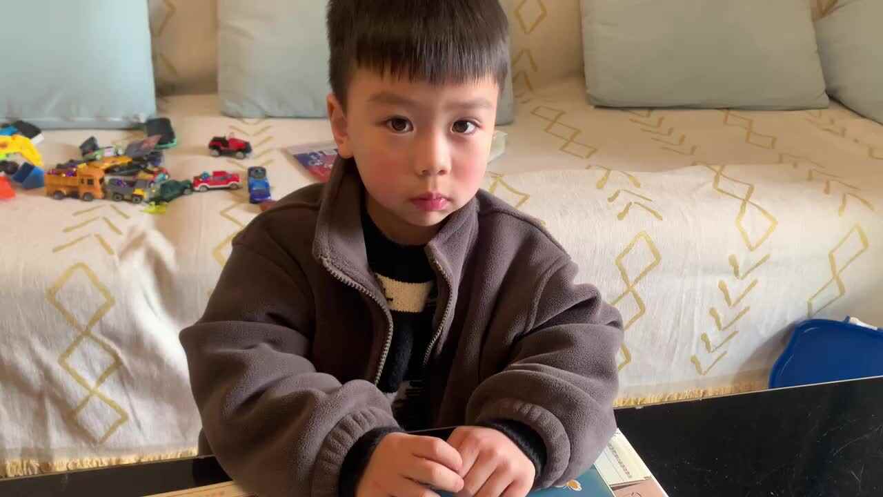 中B班杨育寒指读古诗《金都元夕》