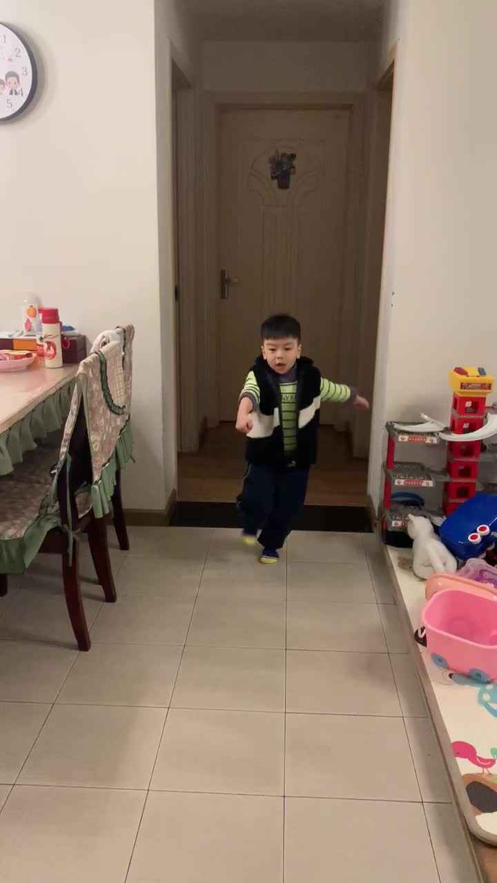 中B班杨育寒练习踏步