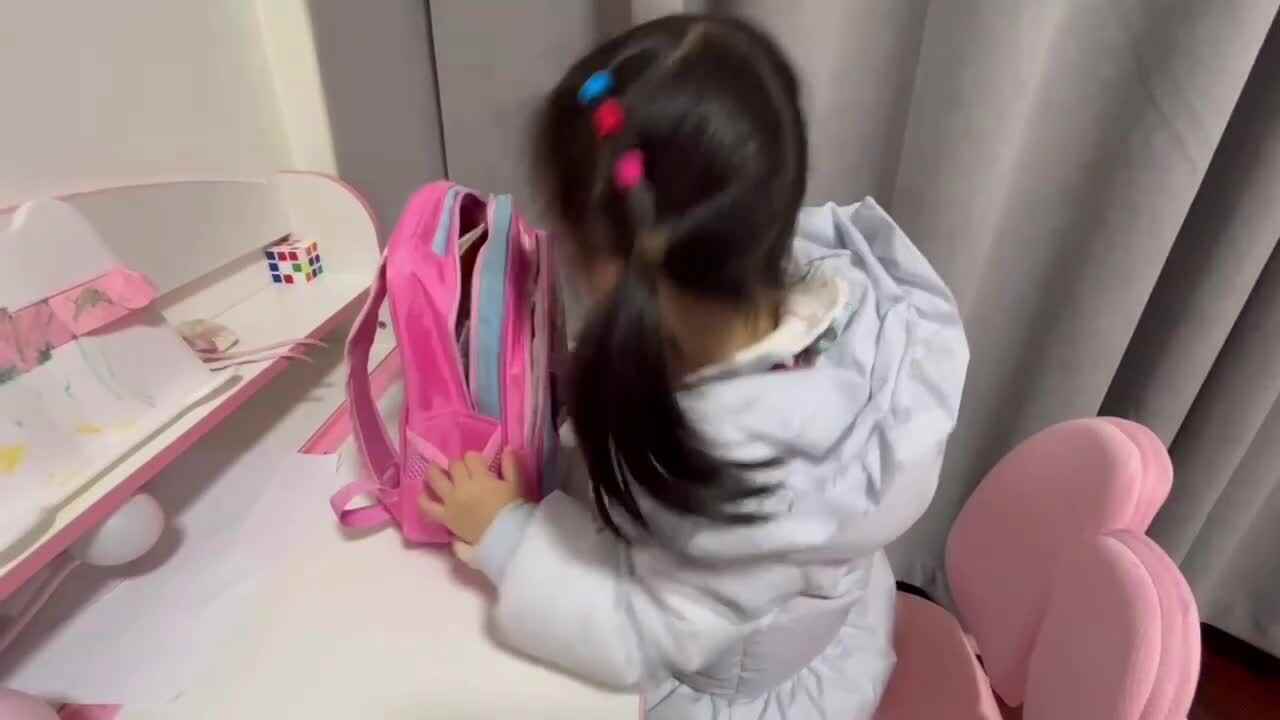 小A班2024.3.5艾琰茹— 拉书包拉链