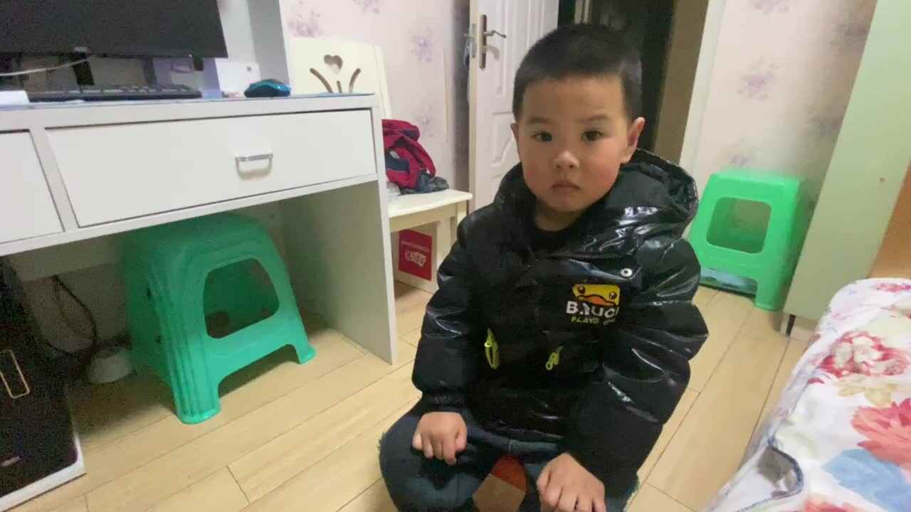 ⁣中B班吕子垚生活练习（端凳子）20240305.MOV