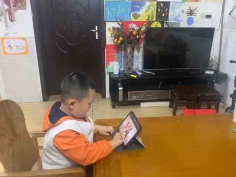 中B班赵芃栎观看英语视频《Five Little Ducks》