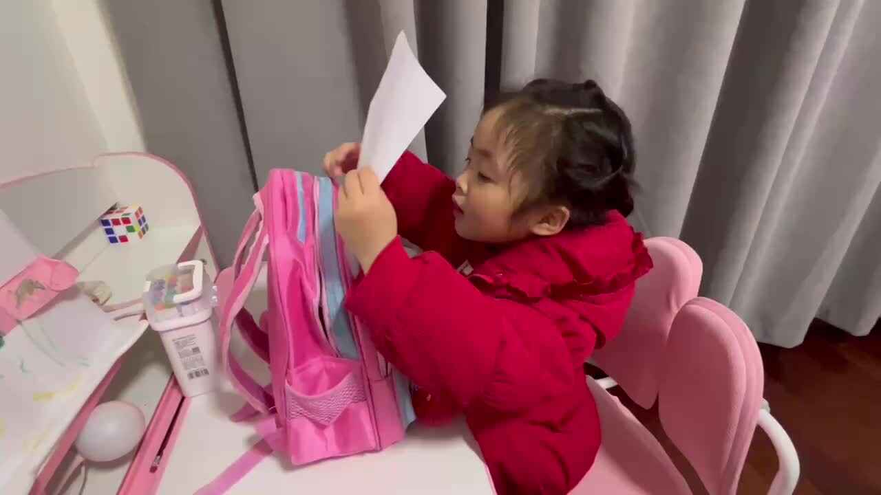 小A班2024.3.7艾琰茹— 拉书包拉链