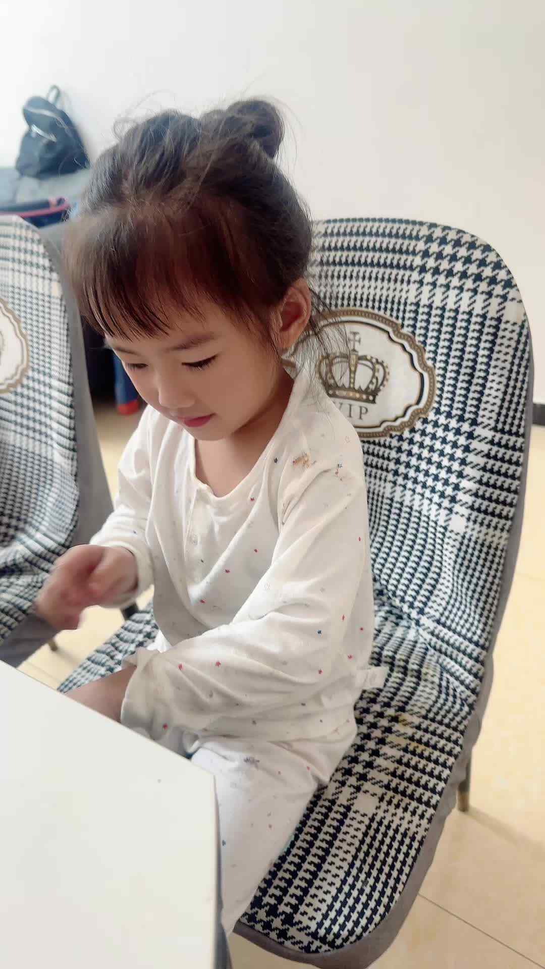 中B班 李曦蕊 练习挽衣袖