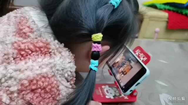 中B班3月1张芷萱观看视频并指读古诗《京都元夕》.mp4