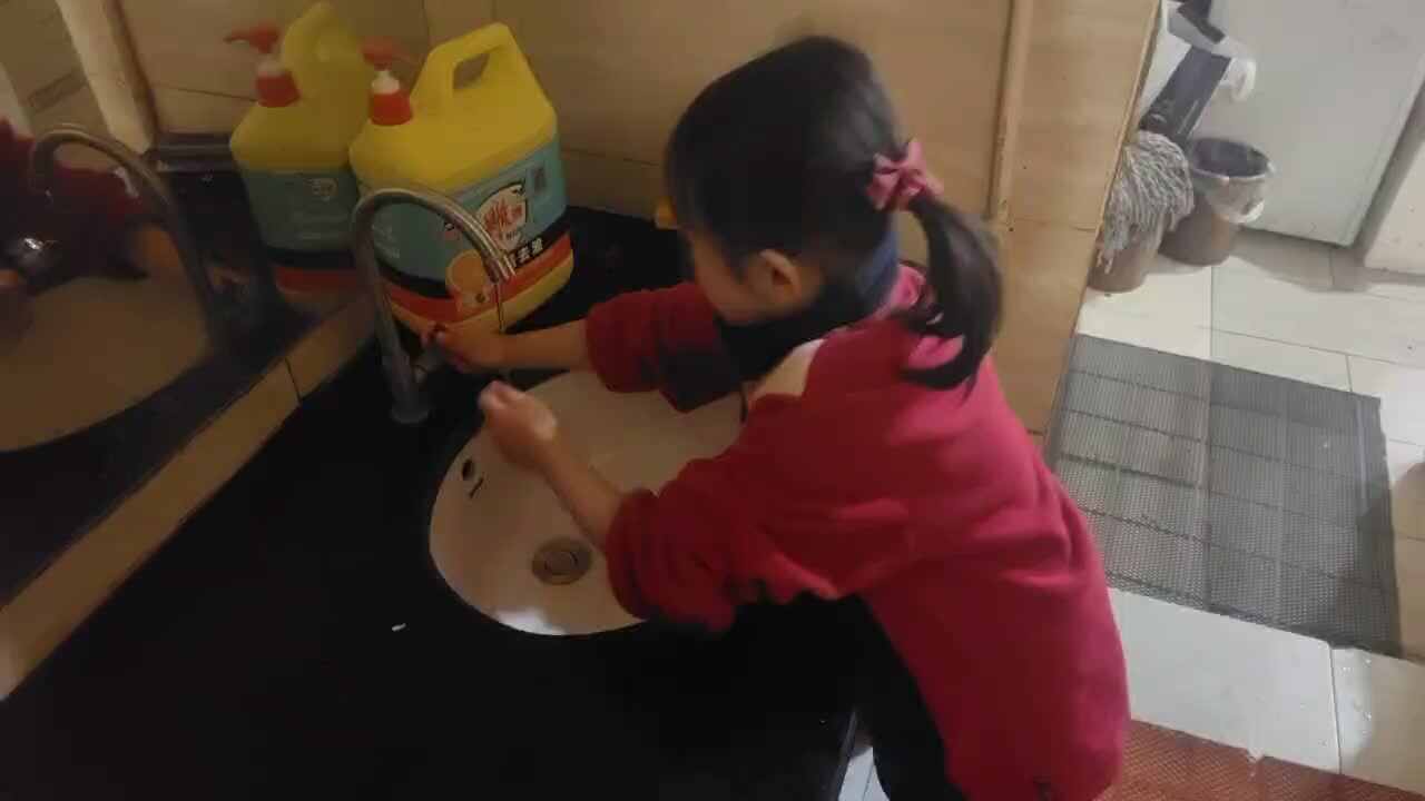 中B班谭诗锜练习洗手