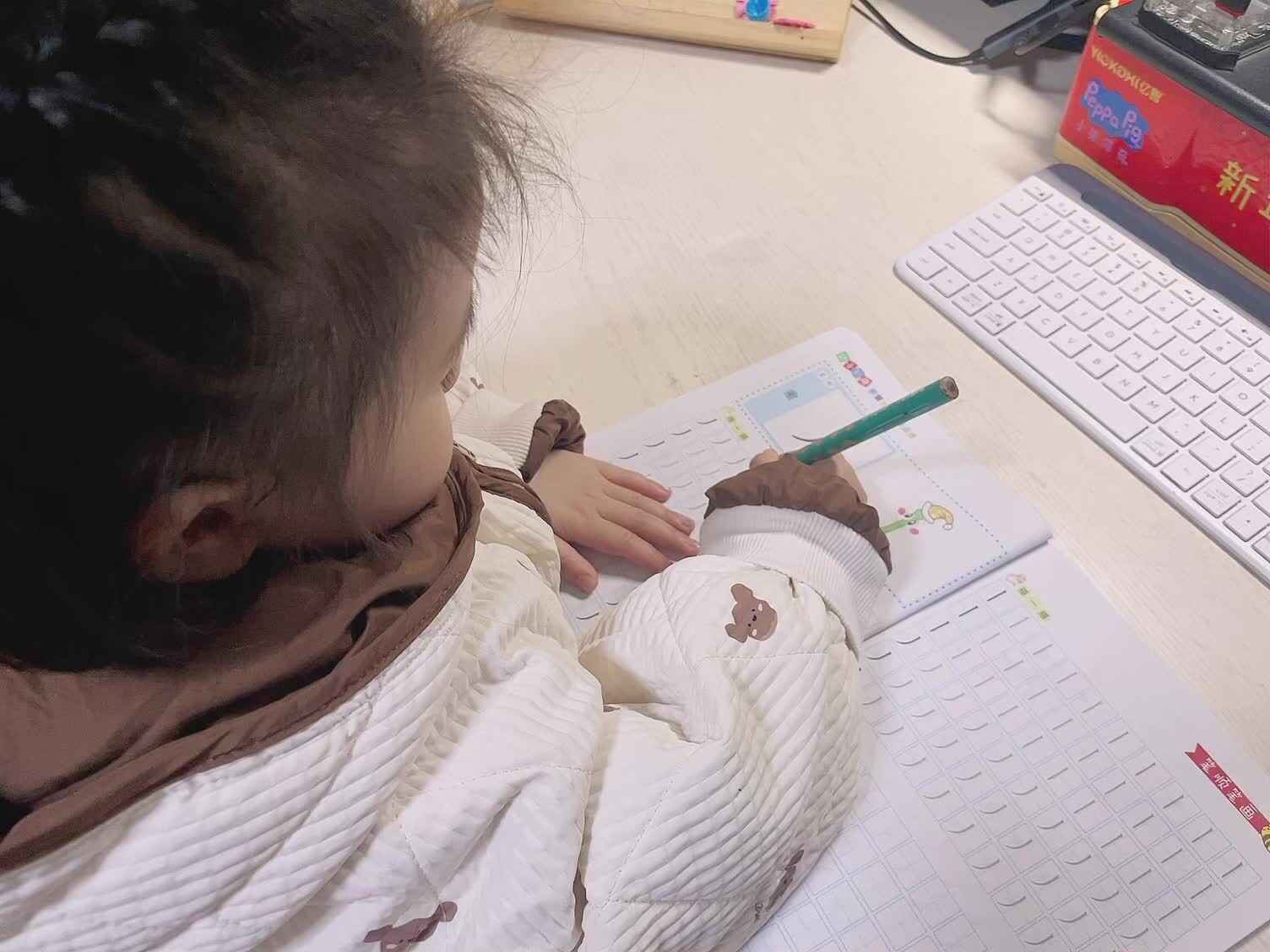 大B班蒲依诺2024.3.12日(书写／ ＼).mp4