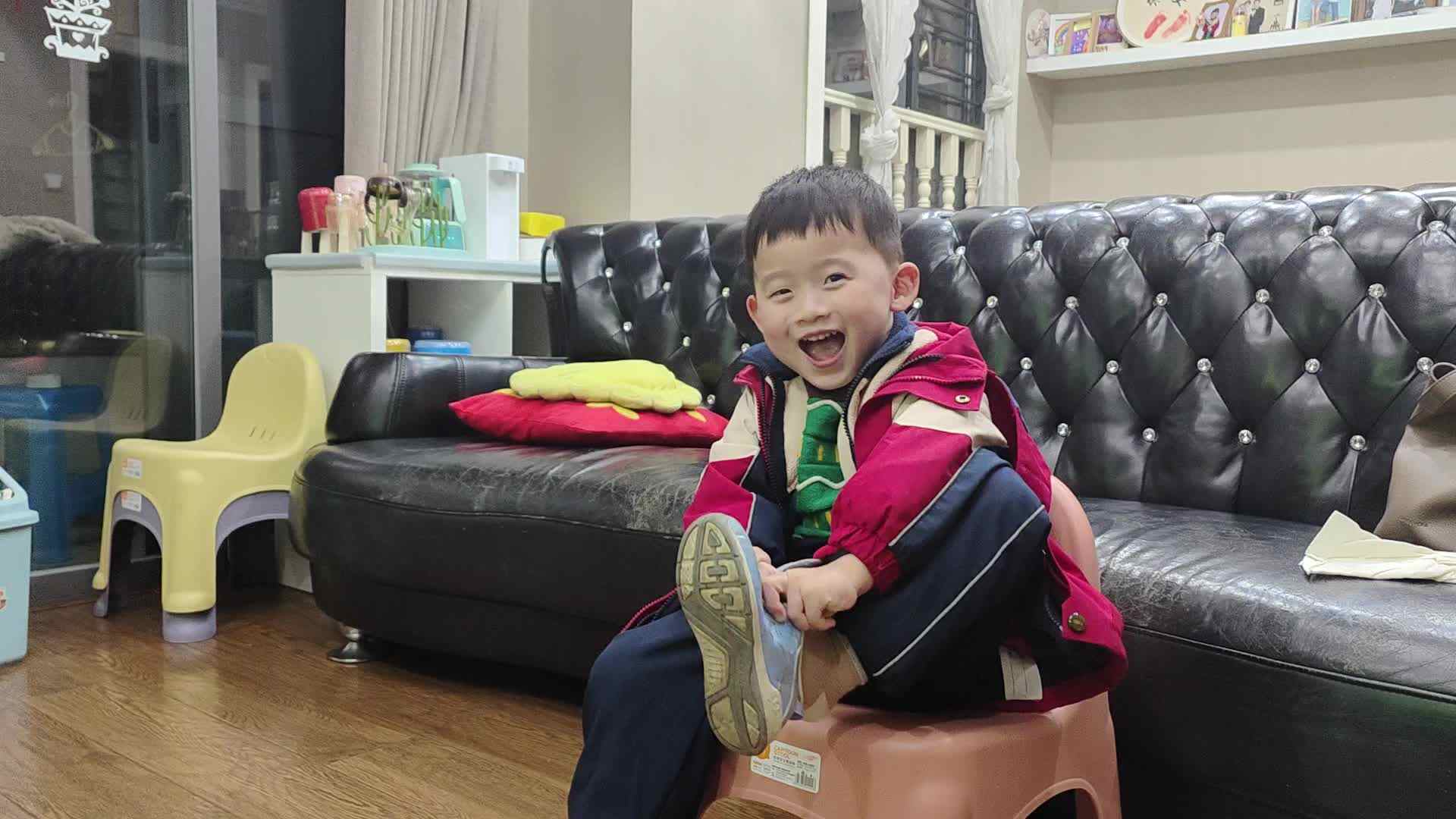 2024.3.18小A班李楷延——生活教育练习穿鞋子.mp4