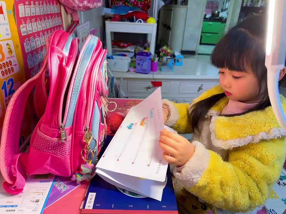 ⁣⁣⁣⁣20240303中B班舒琳芯收拾书包