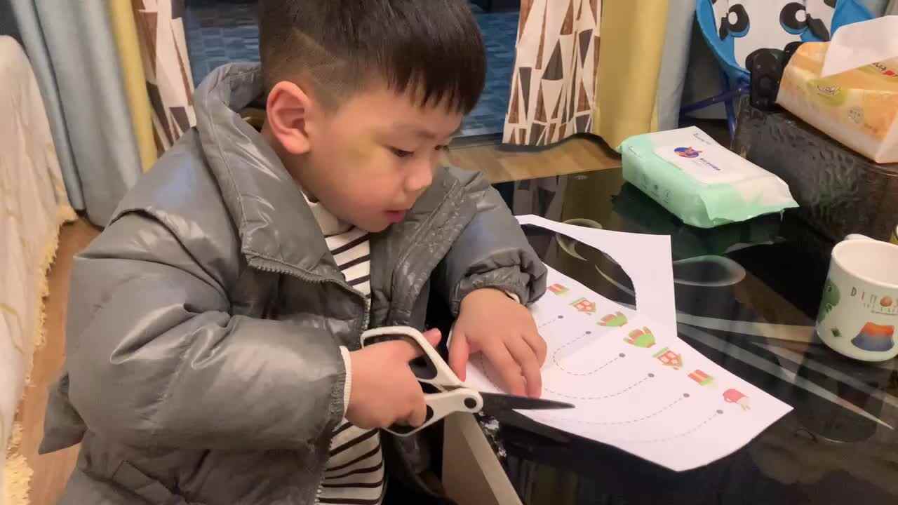 中B班杨育寒练习剪纸