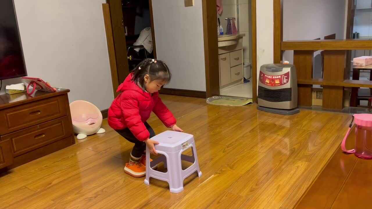 中B班李茵琪练习搬板凳.MOV