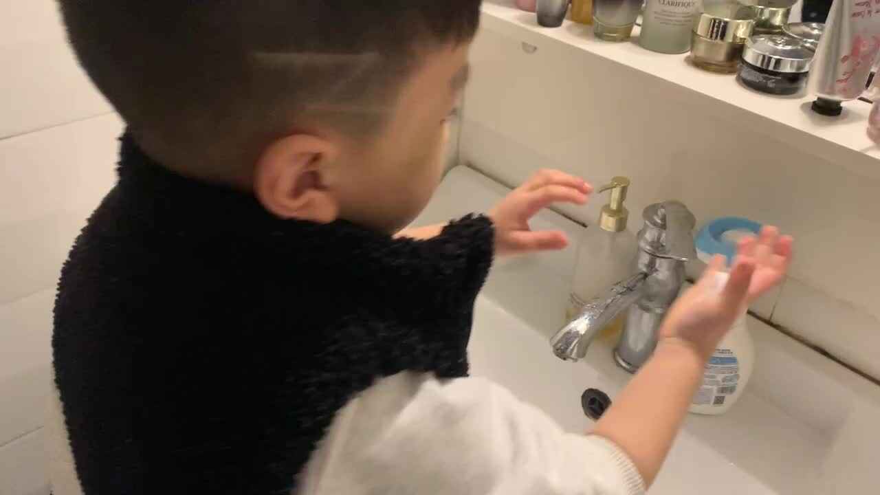 中B班杨育寒练习洗手