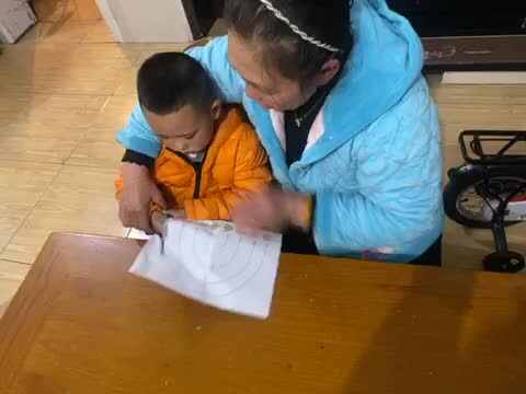 ⁣中B班赵芃栎练习剪纸