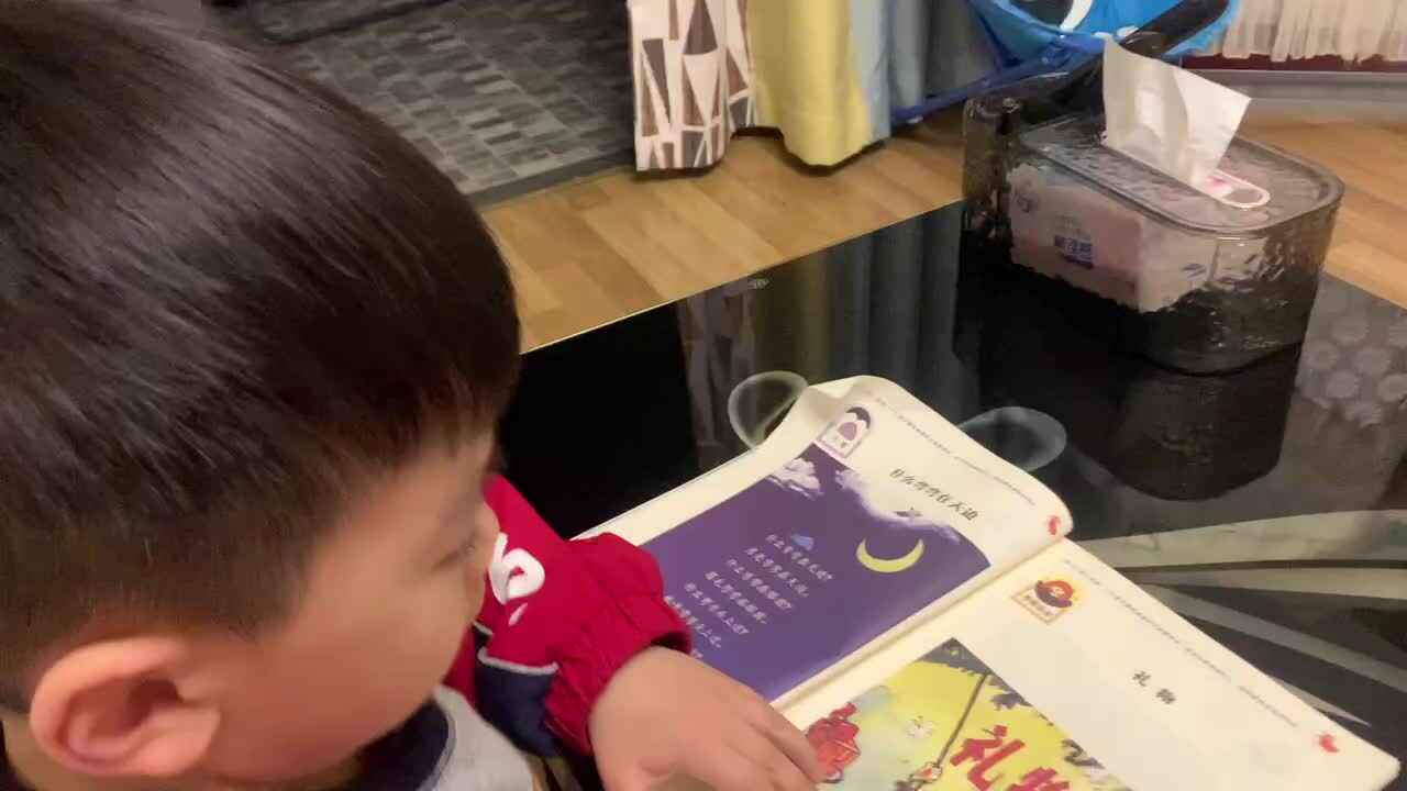 中B班杨育寒指读绘本《礼物》