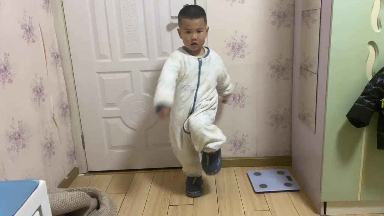 ⁣中B班吕子垚练习（原地踏步、向前向后踏步）20240320.MOV