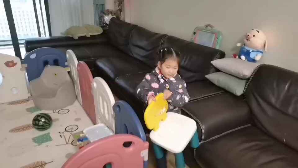 中B班宁汐言练习端凳子.mp4