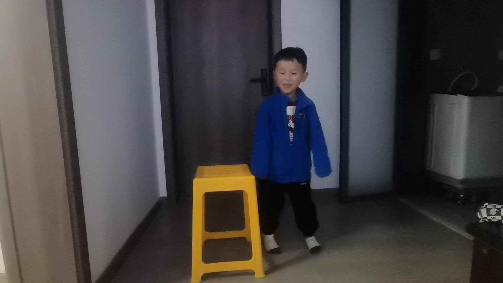 中B班王千与搬凳子