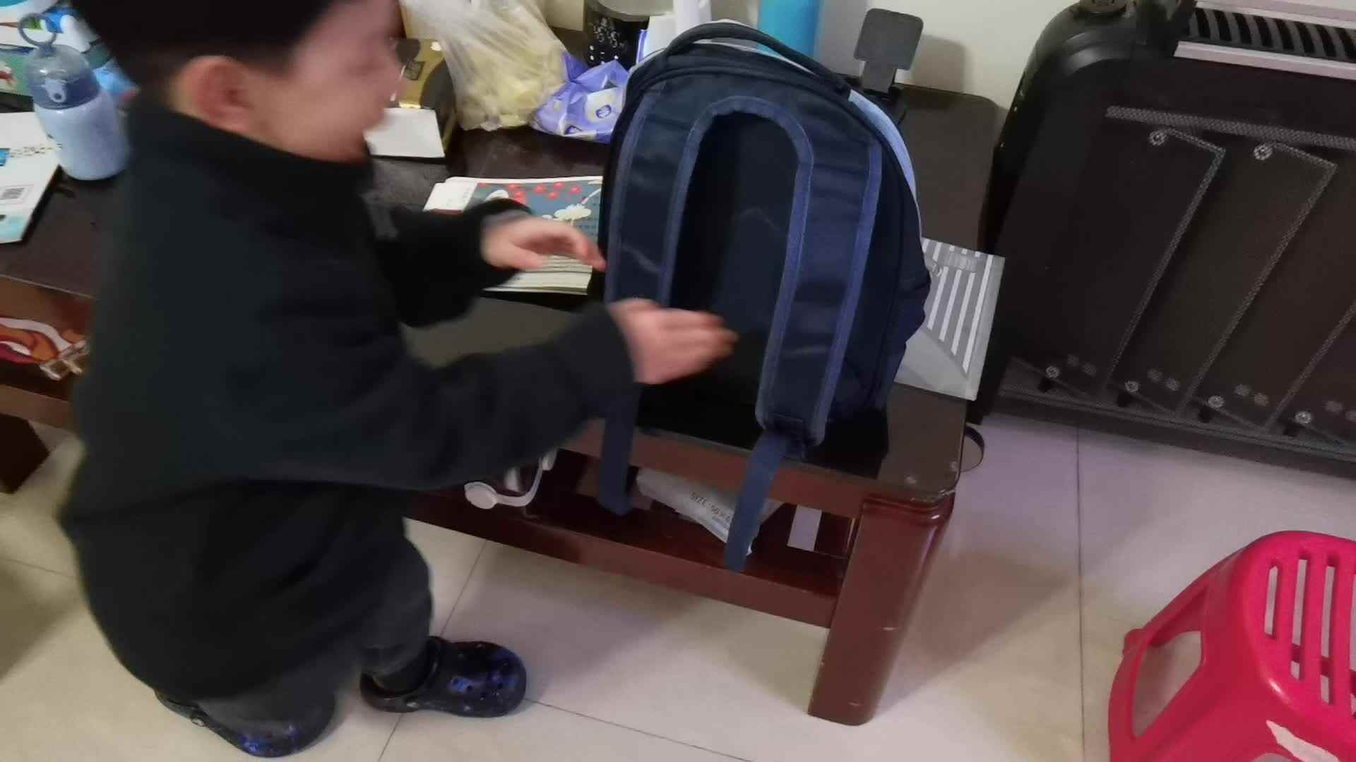 陈栎安学背书包.mp4