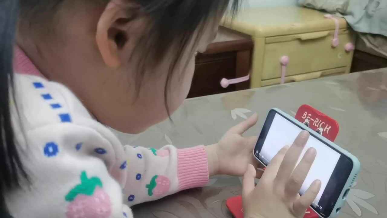 中B班3月11张芷萱观看学习英语单词.mp4