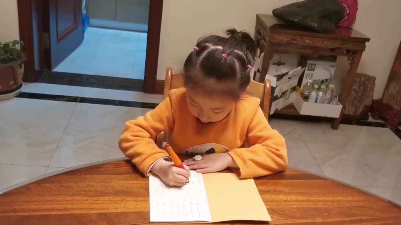 李芊仪写数字 4