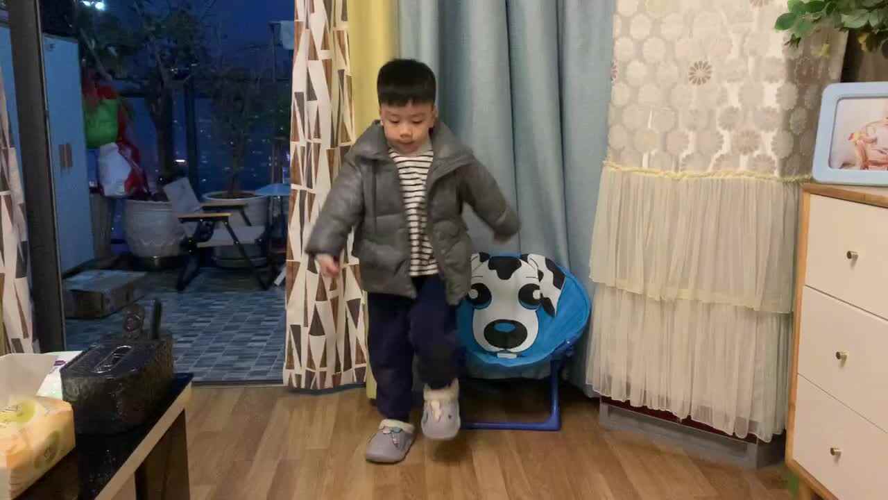 中B班杨育寒练习踏步走