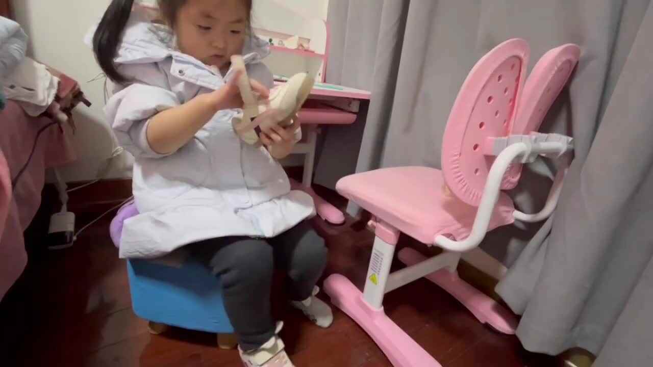 小A班2024.3.18艾琰茹—穿鞋子