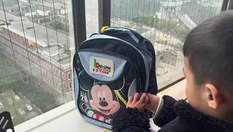 ⁣⁣⁣⁣2024-3-10小A班刘奕宸——《拉书包拉链》.MOV