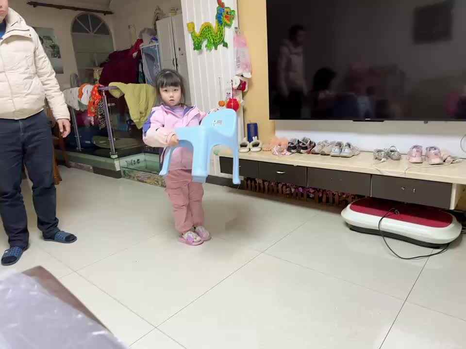 ⁣20240306中B班舒琳芯搬椅子