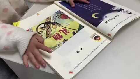 中B班李茵琪指读绘本《礼物》.MOV