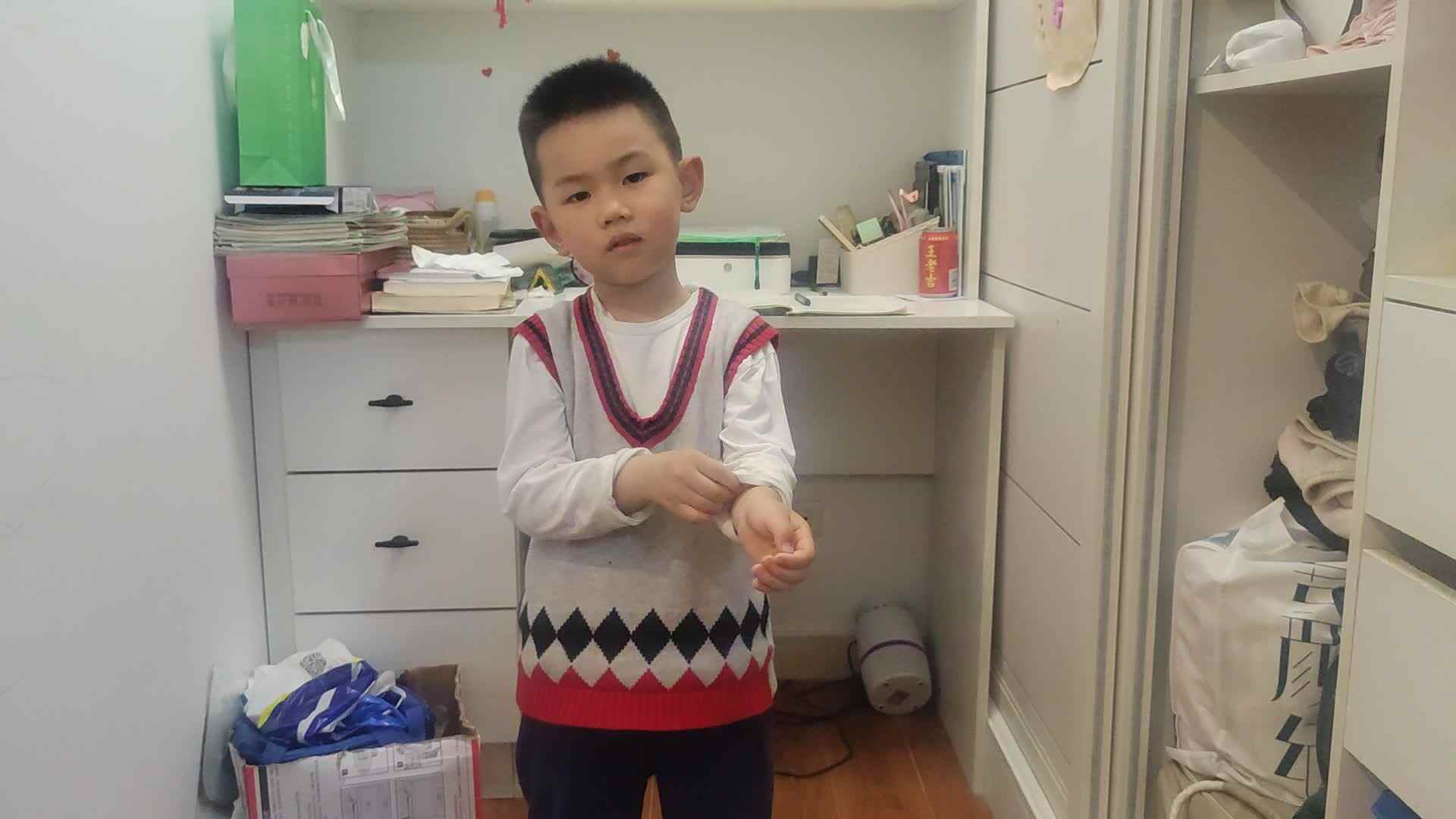 中B班李锦城20240328练习挽袖子