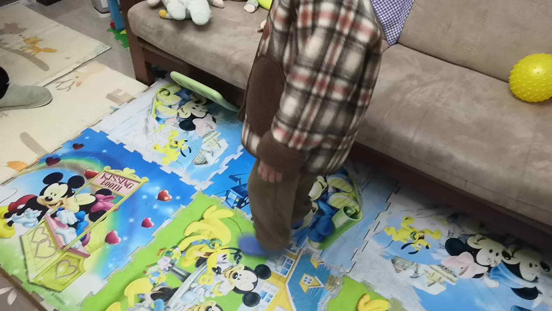 中B班3月12张芷萱练习原地踏步.mp4