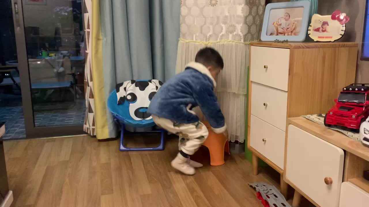 中B班杨育寒练习端凳子