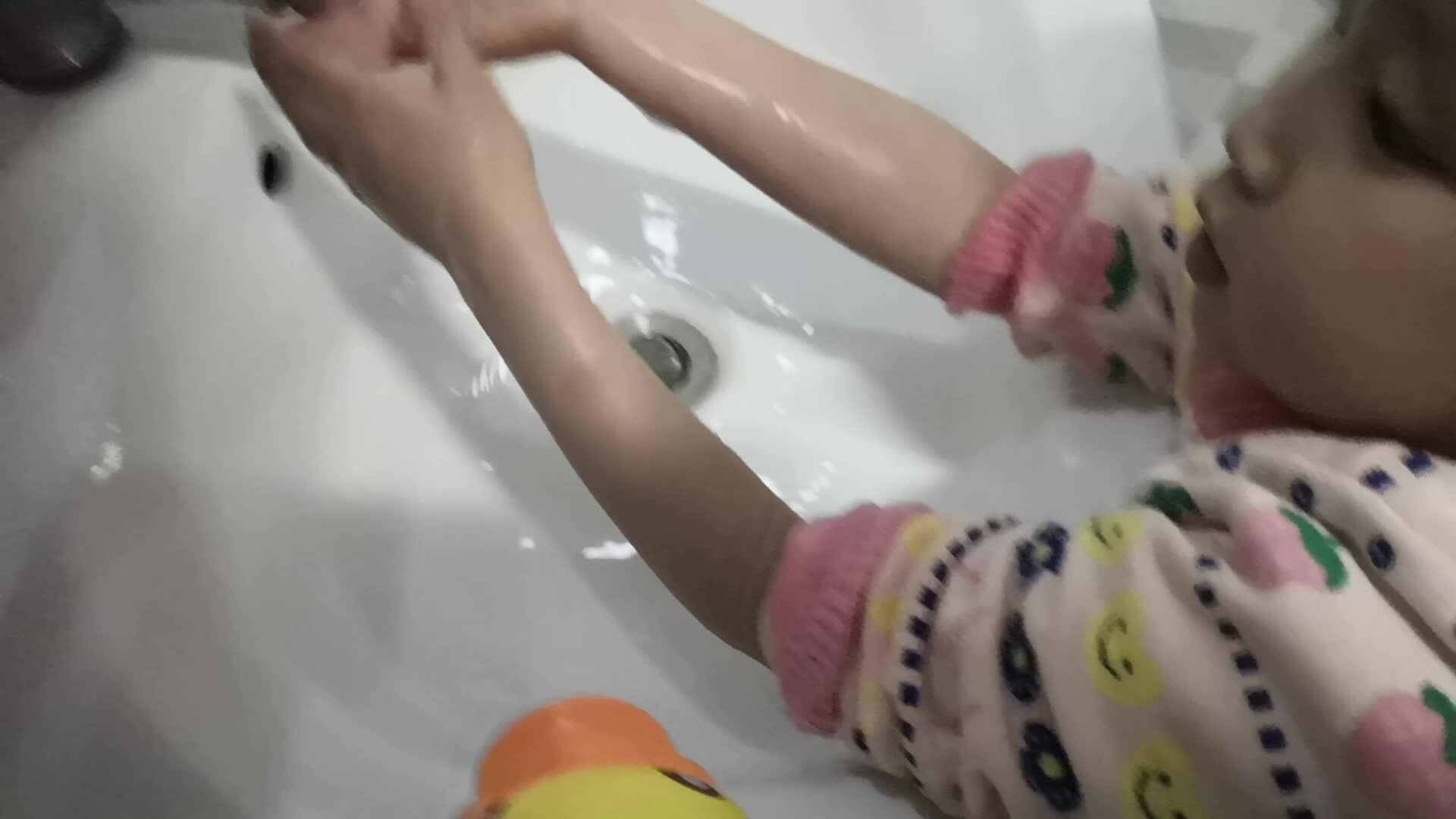 中B班3月11张芷萱练习洗手.mp4