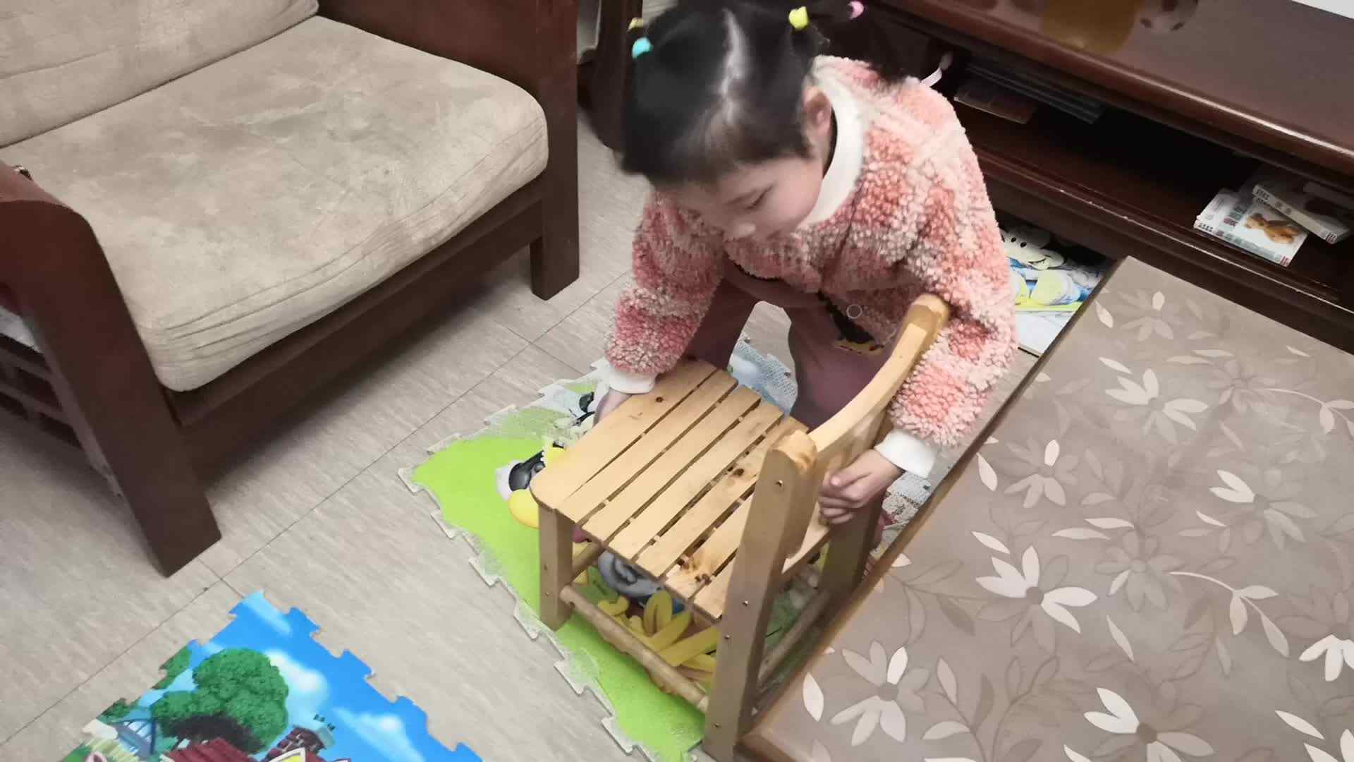 中B班3月4张芷萱练习端放椅子.mp4