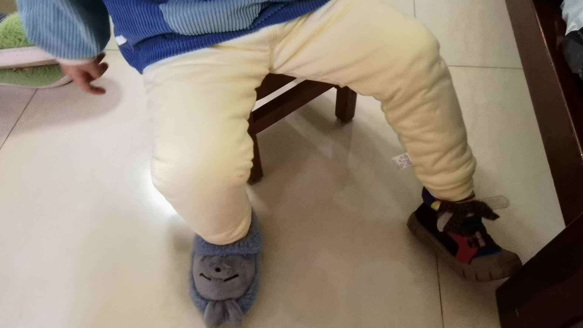 小A班陈栎安学习穿鞋子.mp4