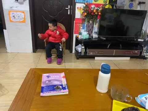 中B班赵芃栎练习搬椅子⁣