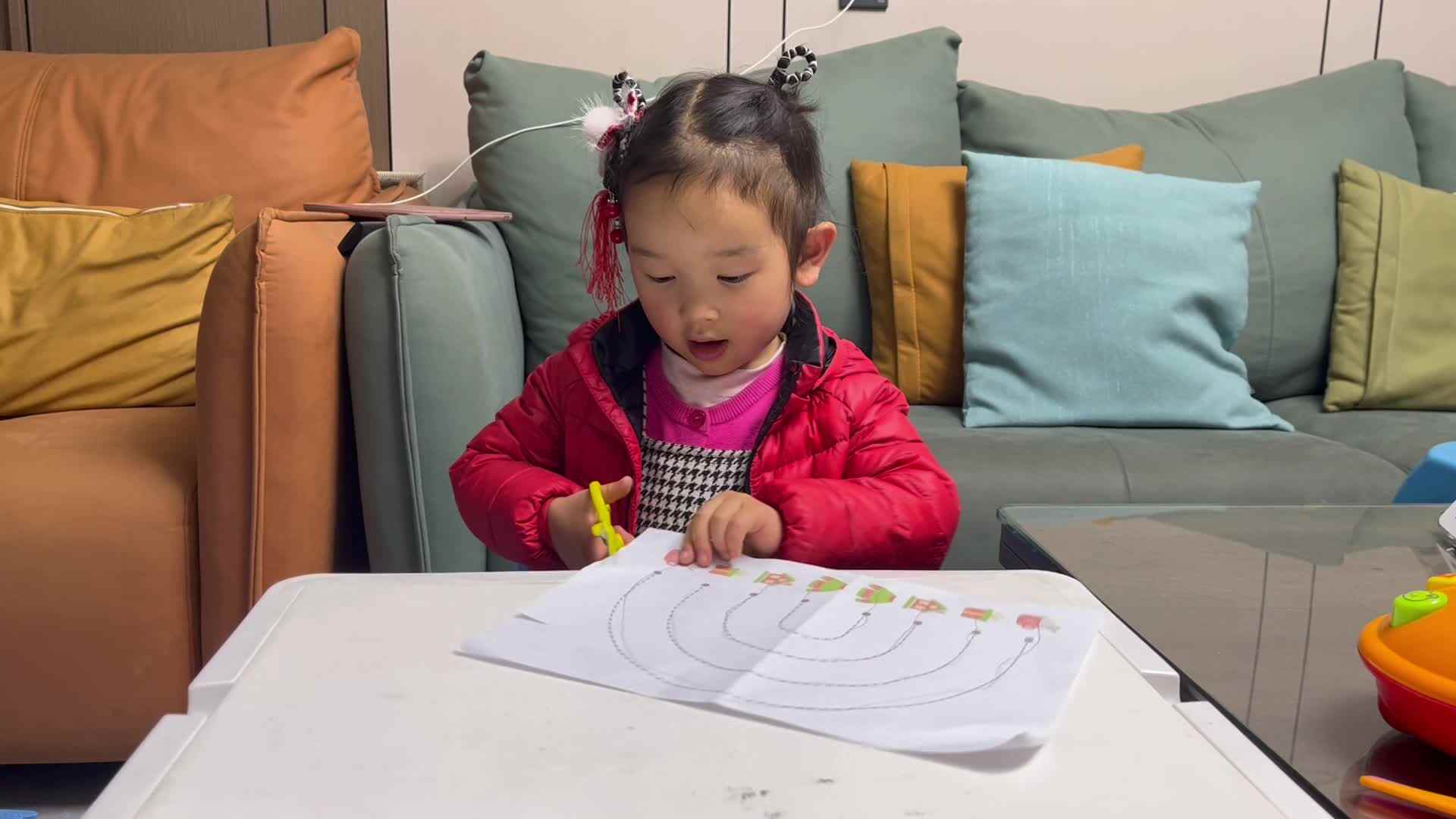 中B班温欣练习剪纸   2024.03.12.mov