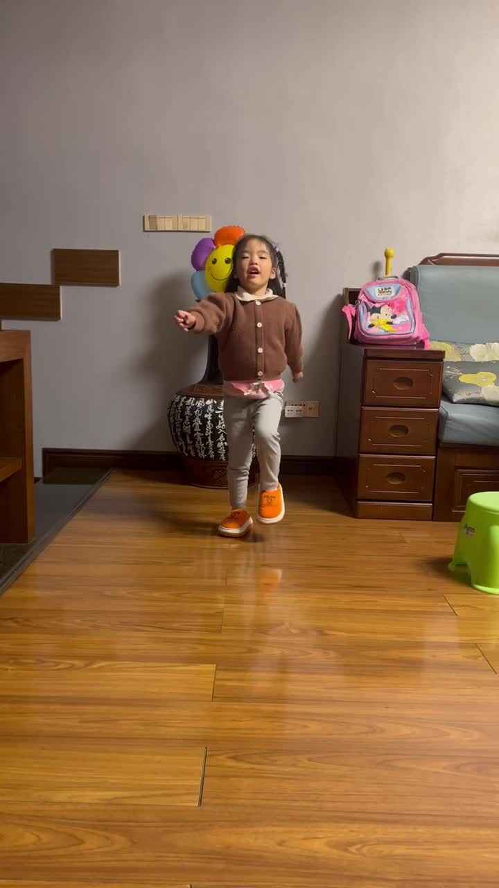 中B班李茵琪练习踏步走.MOV