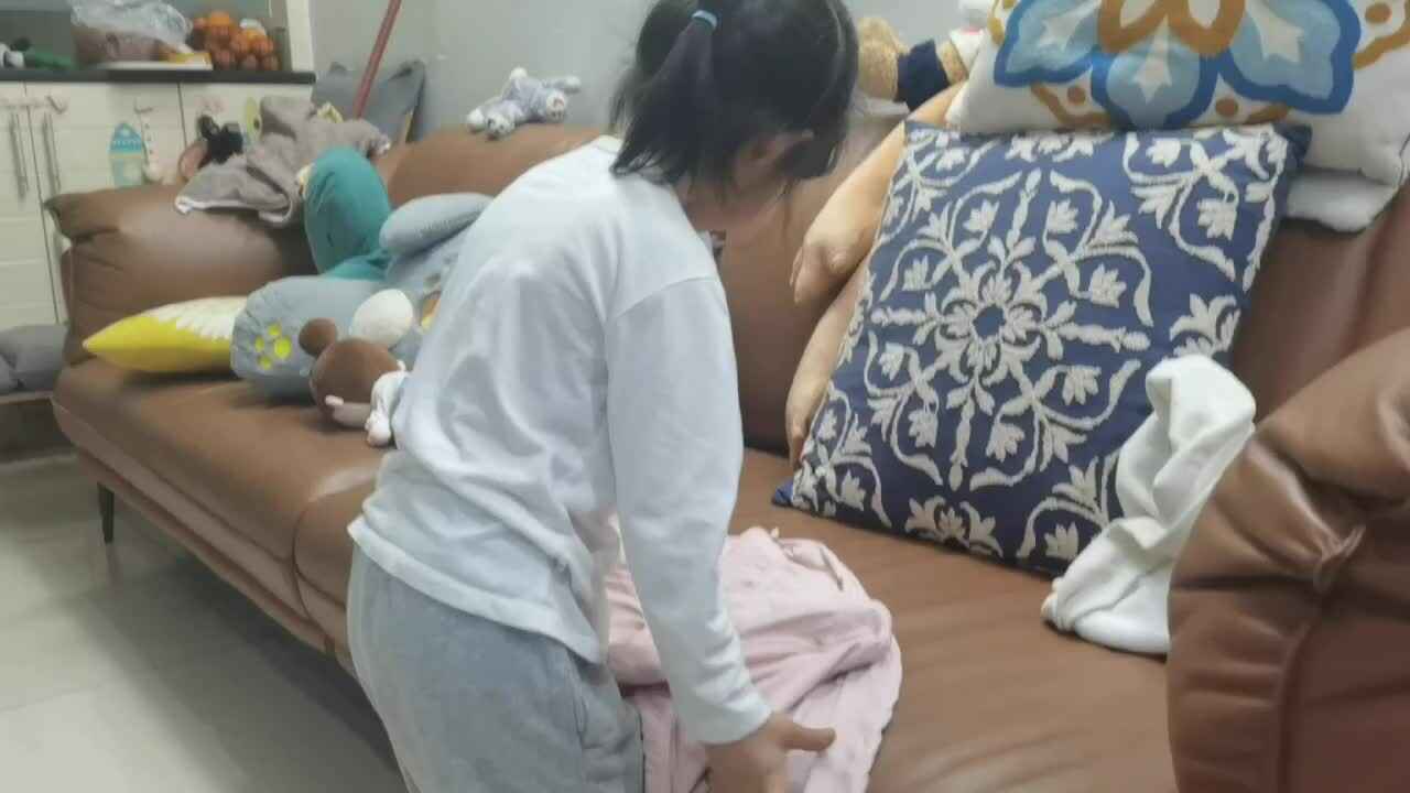 大B班魏琪珈练习叠衣服.mp4