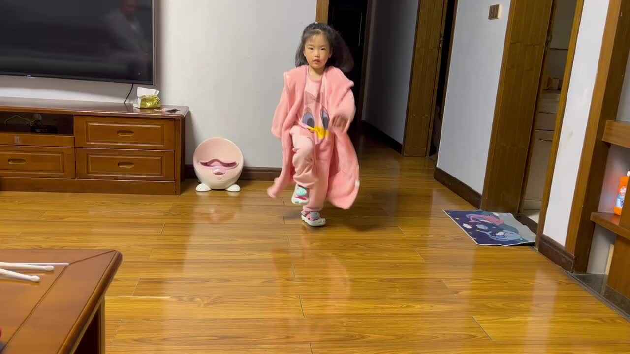 中B班李茵琪练习向前向后踏步走.MOV