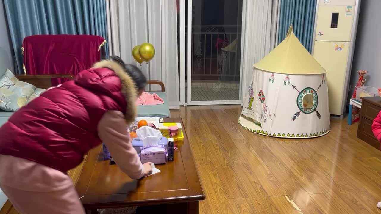 中B班李茵琪帮妈妈擦桌子.MOV