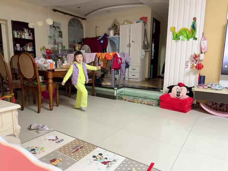 ⁣20240319中B班舒琳芯练习踏步走（前踏 后踏）