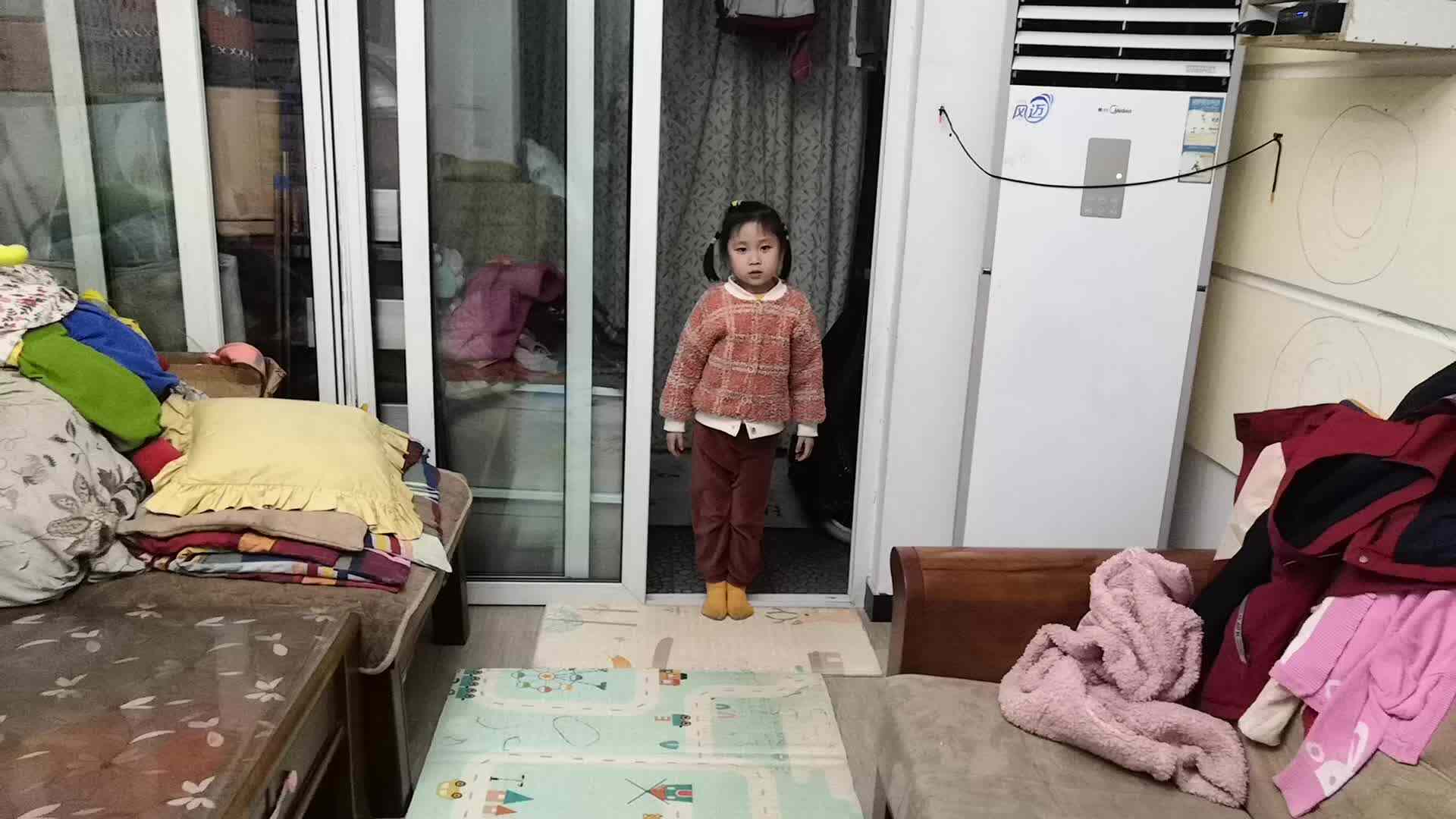 中B班3月19张芷萱练习前后踏步mp4