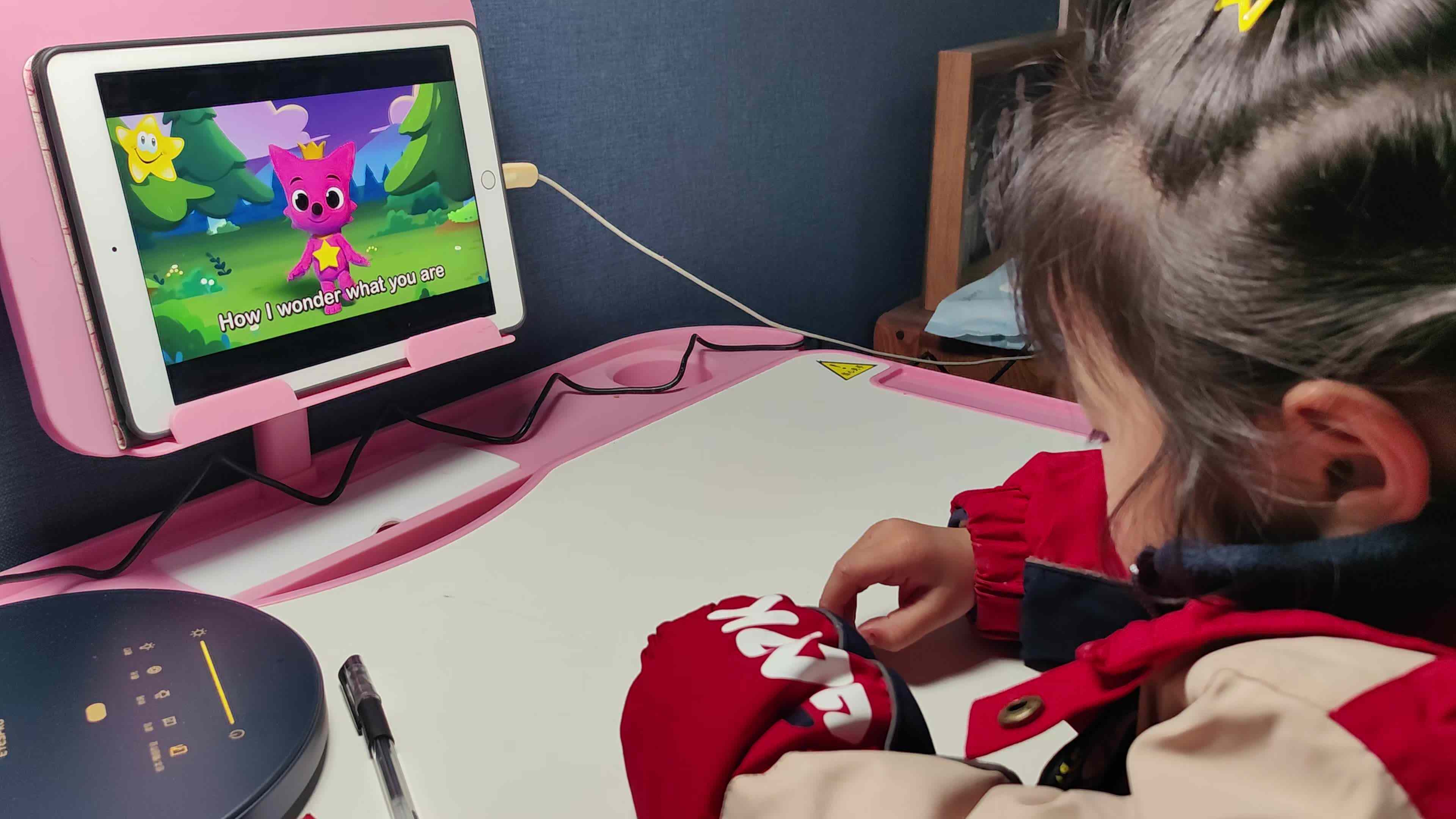 中B班徐子伊观看英语视频